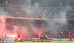 CĐV Hải Phòng tạo 'cơn mưa' pháo sáng trên sân Hàng Đẫy