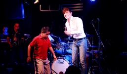 Nathan Lee ngỡ ngàng khi fan nhảy lên sân khấu