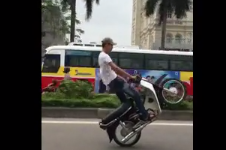 Video: Rùng mình quái xế không đội mũ bảo hiểm đánh võng, bốc đầu