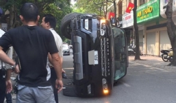 'Xế hộp' tiền tỉ Range Rover nằm nghiêng trên đường sau cú đâm cột điện