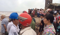 Nam Định: Gặp sóng lớn khi tắm biển, 3 nam sinh mất tích 