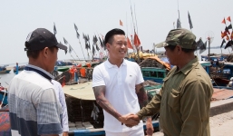 Tuấn Hưng quyên góp hơn 300 triệu đồng ủng hộ ngư dân Hà Tĩnh