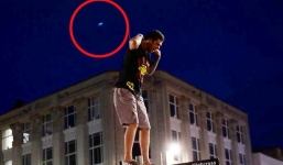 UFO bất ngờ xuất hiện trong đêm Leicester City ăn mừng đăng quang