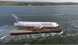 Video: Máy bay Boeing 'cưỡi' tàu phà băng băng lướt sóng