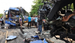 Video: Xe khách đấu đầu xe tải, 14 người thương vong