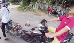 Video: Người đàn ông bấm còi inh ỏi, quát tháo người đứng chờ đèn đỏ