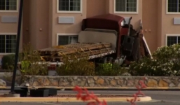 Xe tải lao vào khách sạn, người đàn ông trong phòng thiệt mạng