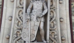 Thanh niên phá hỏng bức tượng trăm tuổi vì mải mê chụp ảnh