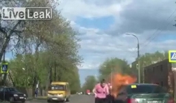 Ô tô bất ngờ bốc cháy khi đang lưu thông trên đường