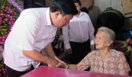 Bí thư Đinh La Thăng tới động viên gia đình thầy giáo tử vong vì tai nạn giao thông