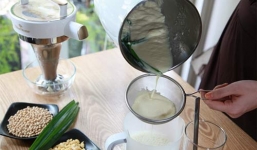 Cách làm sữa đậu nành tại nhà thơm ngon nguyên chất 100\%