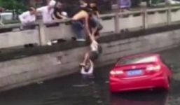 Video: Cô gái đạp nhầm chân ga, lao xe thẳng xuống sông