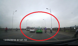 Video: Xe taxi chạy tốc độ cao, lạng lách đánh võng trên cầu Vĩnh Tuy