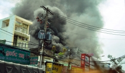 Garage ô tô bốc cháy dữ dội ở Sài Gòn, hàng trăm người tháo chạy