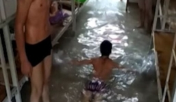 Nam sinh biến kí túc xá thành bể bơi