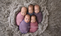 Bà mẹ sinh 5 ở Australia xoay như chong chóng với đàn con