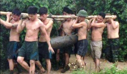 Nạo vét ao, phát hiện cả tấn bom dưới lớp bùn