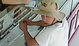 Camera ghi hình nam thanh niên tráo hơn 60 tờ 100 USD ở tiệm vàng