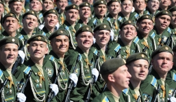 Vì sao lính Nga tươi cười khi diễu binh?