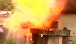 Video: Nhiều bình ga phát nổ, phá hủy 50 căn nhà ở Ấn Độ