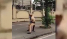 Thanh niên thoát chốt nhảy xuống lăng mạ CSGT bị khống chế 