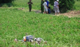 Bị truy đuổi, ô tô 16 chỗ ép mô tô CSGT lao xuống ruộng