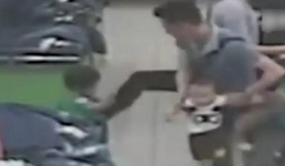 Video gã đàn ông đạp bé 2 tuổi để “bảo vệ con trai” gây phẫn nộ