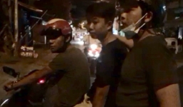 Nhóm thiếu niên chích roi điện cướp xe máy: Bắt thêm hai nghi can