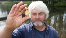 Nhặt được vàng khủng khi lặn biển