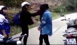 Nữ sinh Bắc Kạn đánh nhau hội đồng, tung clip lên Facebook 