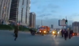 Video: Binh sĩ Nga đuổi theo pháo tuột khỏi xe kéo giữa đại lộ