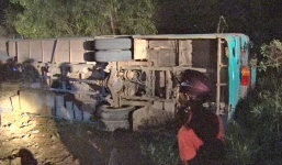 Tai nạn lật xe chở công nhân ở Long An, 19 người thương vong