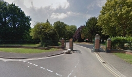 U50 bị cưỡng bức khi đi thăm mộ trong nghĩa trang