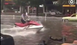 Video: Người dân lướt ca nô trên đường phố ngập lụt