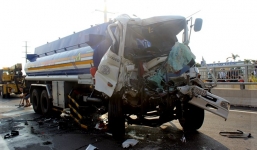 Xe bồn húc container, phụ xe chết thảm trong cabin
