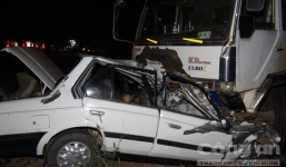 Xe ô tô đấu đầu xe tải, thi thể tài xế mắc kẹt trong cabin