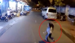Video: Tông phải bé gái băng qua đường, nam thanh niên bị hành hung