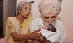 Video: Bé trai kháu khỉnh của cụ bà 72 tuổi sinh con đầu lòng