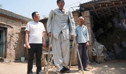 Kỳ lạ chàng trai có chiều cao khủng 2,4m ở Trung Quốc 