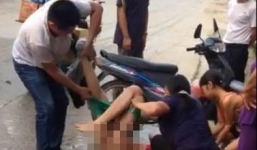 Lại xuất hiện clip 'mẹ lột quần con trai giữa đường' gây 'bão' mạng