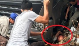 Video: Người dân dùng xẻng đào đất, kéo nạn nhân khỏi gầm xe tải