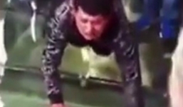 Video người đàn ông khóc thét bò qua cầu kính ở Trung Quốc 