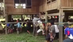 Video người dân Thái Lan dùng sức người di chuyển nguyên cả căn nhà