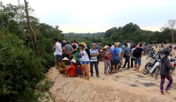 Video: Dân vây kín hiện trường phát hiện ngôi mộ chôn bí ẩn giữa rừng tràm