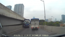 Xe tải bò ngược chiều để lên đường trên cao