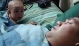 Video: Bé sơ sinh mất ngủ vì bố ngáy to