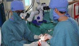 Mâu thuẫn với vợ, người đàn ông đấm nát tủ kính rồi nhập viện