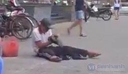 Hành động của người đàn ông tàn tật trên phố khiến nhiều người suy ngẫm