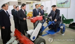 Kim Jong-un mặc vest, ngồi thử máy cày Triều Tiên tự chế