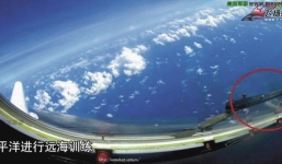 Máy bay ném bom Trung Quốc ngang nhiên bay trên đá Chữ Thập